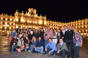 Foto de grupo en la Plaza Mayor después de un recorrido nocturno por el casco antiguo