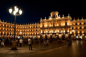 Vista nocturna de la Plaza Mayor de Salamanca