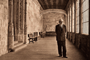 Miguel de Unamuno paseando por el claustro alto del Edificio Histórico