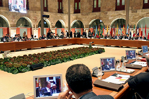 Desarrollo de las sesiones de trabajo de la XV Cumbre Iberoamericana en el patio de la Hospedería de Fonseca, cubierto para la ocasión